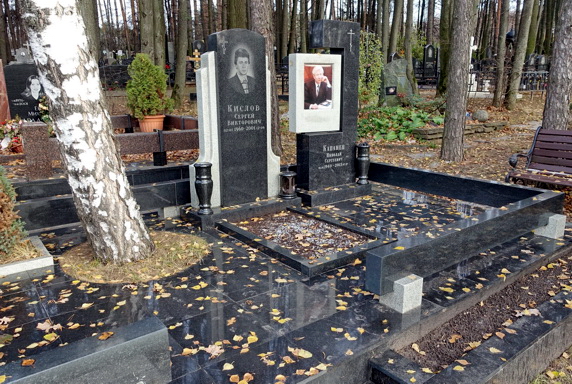 Два памятника из комбинации гранита разных сортов