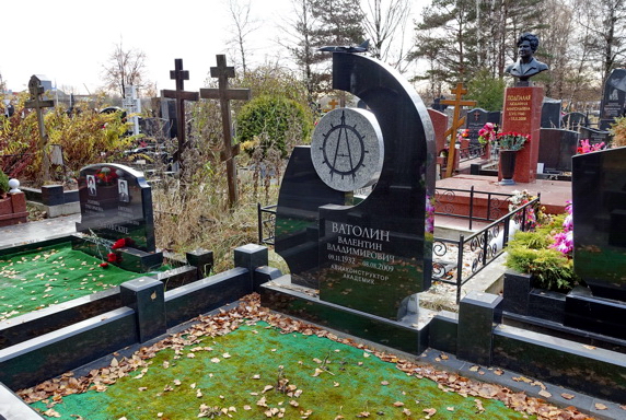 Памятник сложной формы со вставкой из светлого гранита